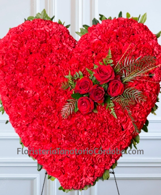Corazón de flores rojas con envío a tanatorios de Córdoba