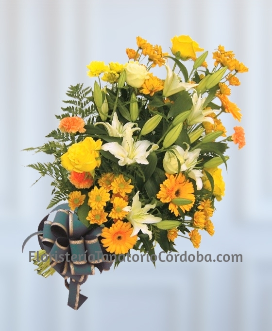 Ramo de flores funerarias en tonos amarillos